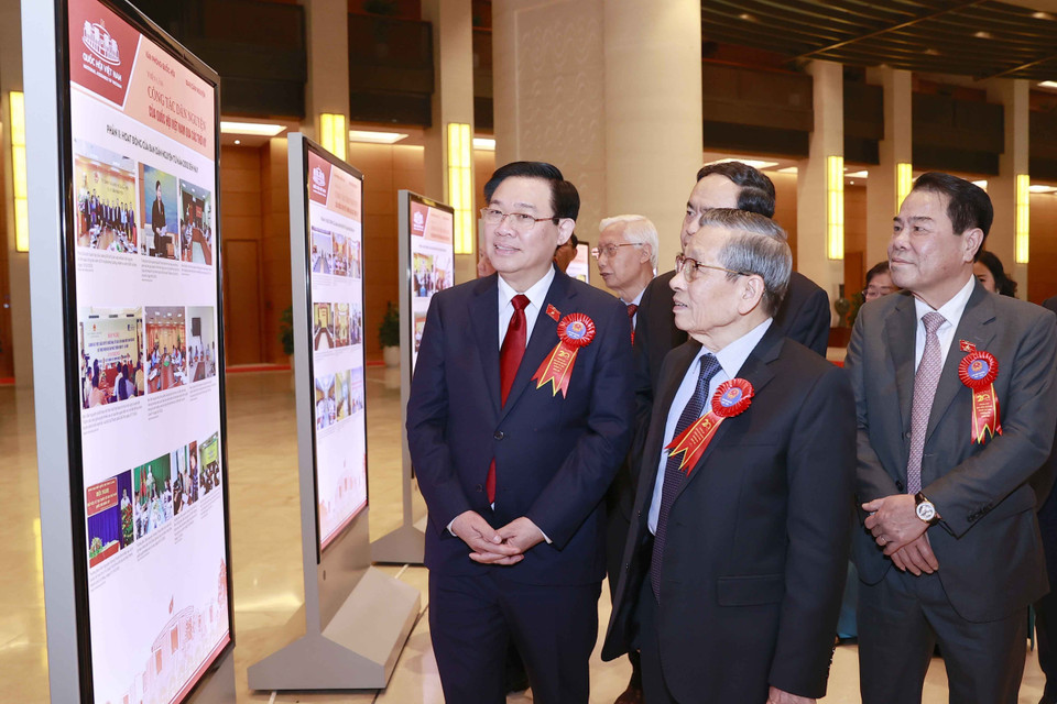 Chủ tịch Quốc hội Vương Đình Huệ và đại biểu xem triển lãm công tác dân nguyện của Quốc hội Việt Nam qua các thời kỳ. (Ảnh: Doãn Tấn/TTXVN)