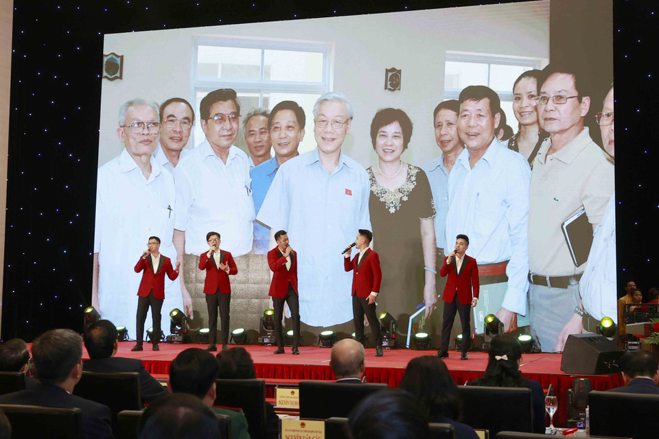 Tiết mục văn nghệ chào mừng lễ kỷ niệm. (Ảnh: Doãn Tấn/TTXVN)