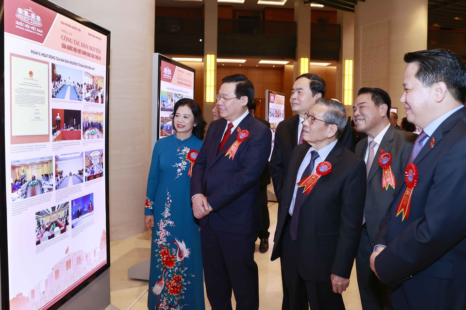 Chiều 28/3 tại Hà Nội, Chủ tịch Quốc hội Vương Đình Huệ đã tới dự lễ kỷ niệm 20 năm Ngày thành lập Ban Dân nguyện và đón nhận Huân chương Lao động hạng Nhì. (Ảnh: Doãn Tấn/TTXVN)