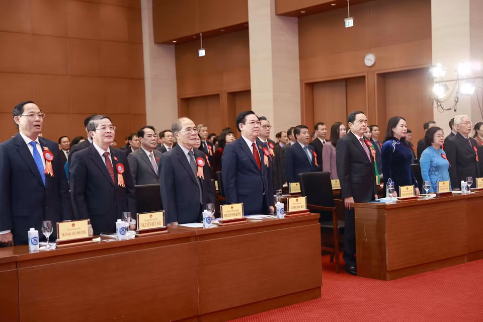 Chủ tịch Quốc hội Vương Đình Huệ và các đại biểu thực hiện nghi thức chào cờ tại lễ kỷ niệm. (Ảnh: Doãn Tấn/TTXVN)