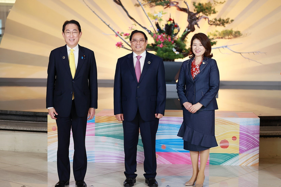 Thủ tướng Nhật Bản Kishida Fumio và Phu nhân đón Thủ tướng Phạm Minh Chính tham dự Hội nghị thượng đỉnh Nhóm các nước công nghiệp phát triển (G7) mở rộng. (Ảnh: Dương Giang/TTXVN)