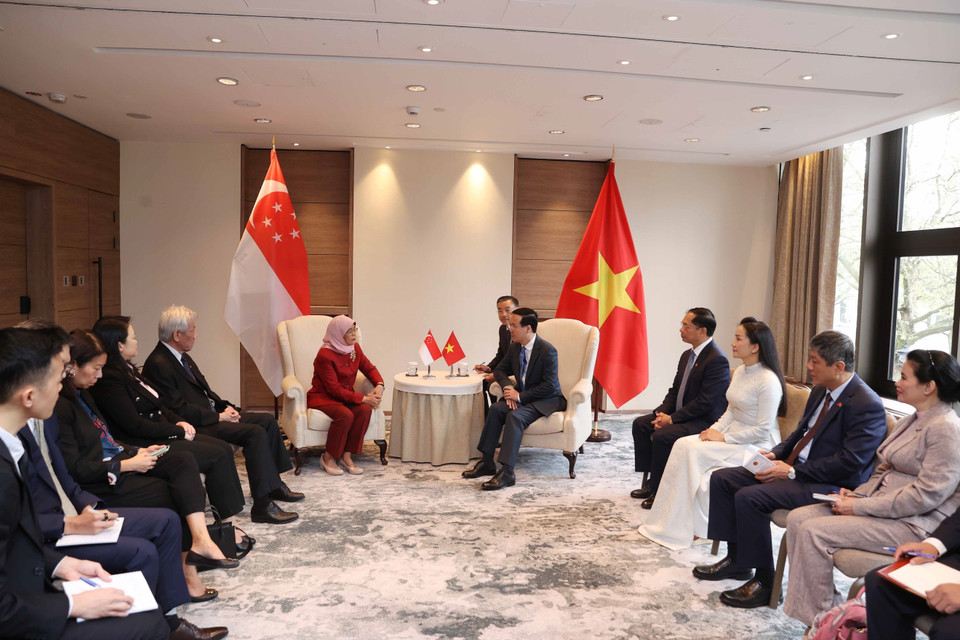 Trong chương trình dự Lễ Đăng quang của Nhà vua Anh Charles III và Hoàng hậu Camilla, sáng 5/5/2023 (theo giờ địa phương), tại thủ đô London, Chủ tịch nước Võ Văn Thưởng gặp Tổng thống Singapore Halimah Yacob. (Ảnh: Thống Nhất/TTXVN)