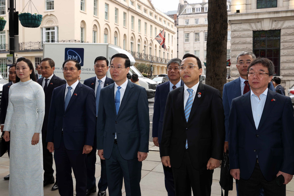 Chủ tịch nước Võ Văn Thưởng với các đại biểu tại Biển Tưởng niệm Chủ tịch Hồ Chí Minh ở London.(Ảnh: Thống Nhất/TTXVN) 