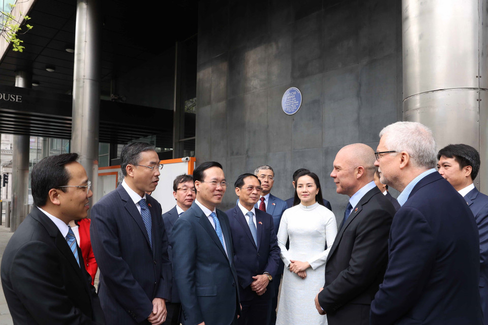 Chủ tịch nước Võ Văn Thưởng nói chuyện với các đại biểu tại Biển Tưởng niệm Chủ tịch Hồ Chí Minh ở London. (Ảnh: Thống Nhất/TTXVN)