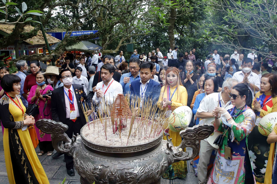 Đoàn đại biểu kiều bào tiêu biểu dâng hương tri ân công đức các Vua Hùng tại Đền Trung. (Ảnh: Trung Kiên/TTXVN)
