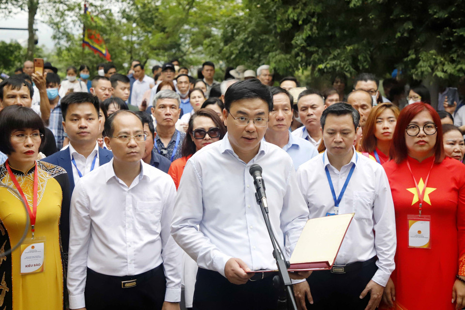 Thứ trưởng Bộ Ngoại giao, Chủ nhiệm Ủy ban Nhà nước về người Việt Nam ở nước ngoài Phạm Quang Hiệu đọc bản báo công trước anh linh các Vua Hùng. (Ảnh: Trung Kiên/TTXVN)