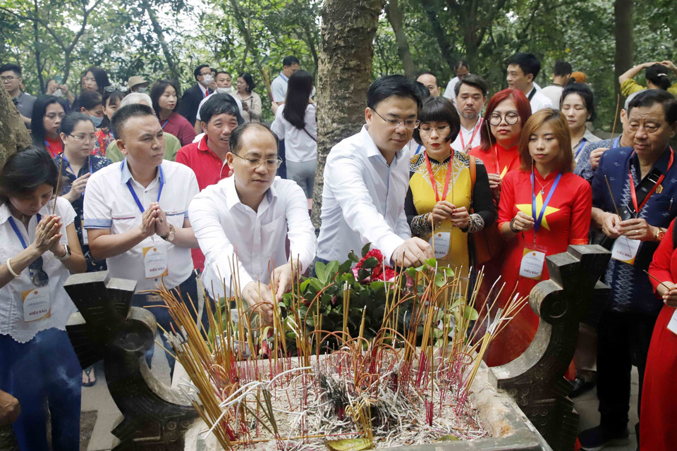 Thứ trưởng Bộ Ngoại giao, Chủ nhiệm Ủy ban Nhà nước về người Việt Nam ở nước ngoài Phạm Quang Hiệu cùng đoàn đại biểu kiều bào tiêu biểu dâng hương tại Lăng Hùng Vương. (Ảnh: Trung Kiên/TTXVN)