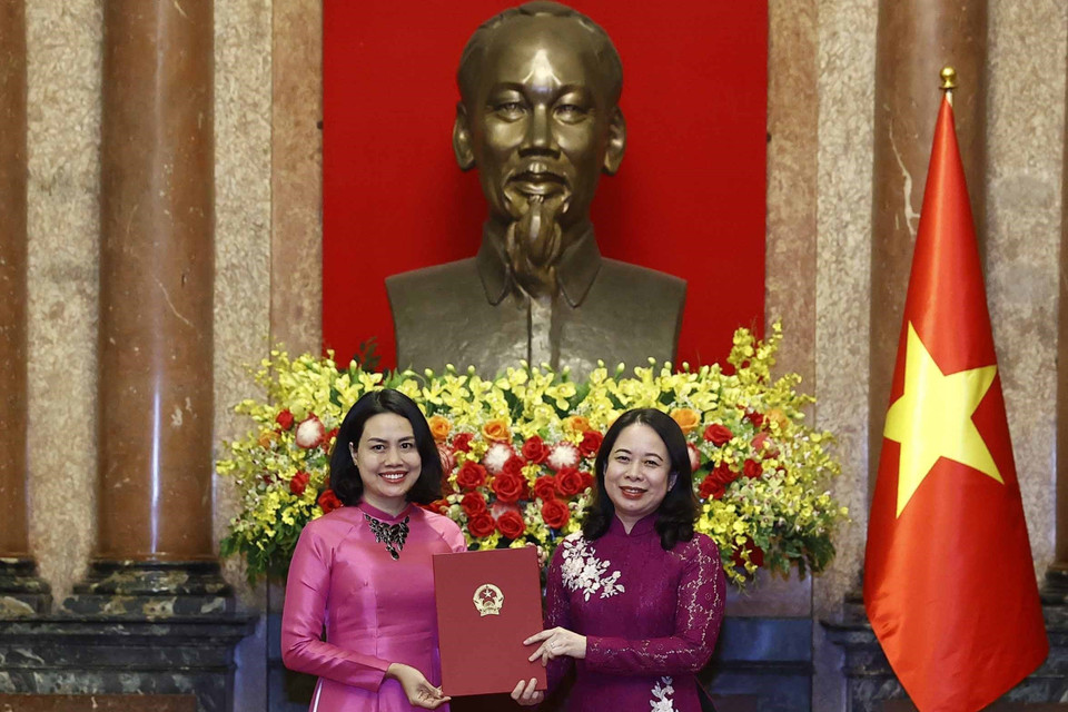 Quyền Chủ tịch nước Võ Thị Ánh Xuân trao Quyết định bổ nhiệm bà Phạm Thị Thanh Bình làm Đại sứ Đặc mệnh toàn quyền Cộng hòa xã hội chủ nghĩa Việt Nam tại Phần Lan. (Ảnh: Thống Nhất/TTXVN)