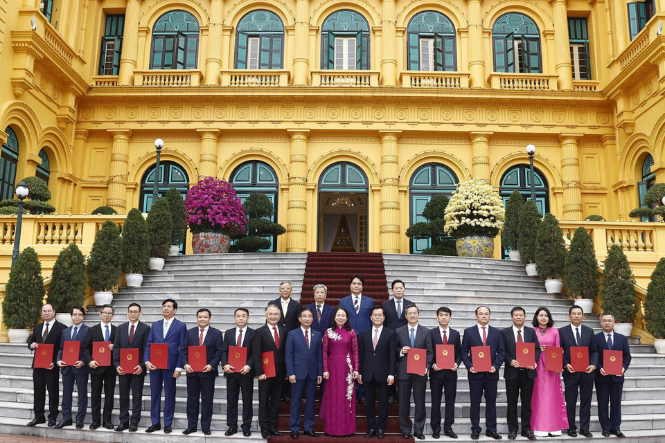 Quyền Chủ tịch nước Võ Thị Ánh Xuân với các đại sứ. (Ảnh: Thống Nhất/TTXVN)