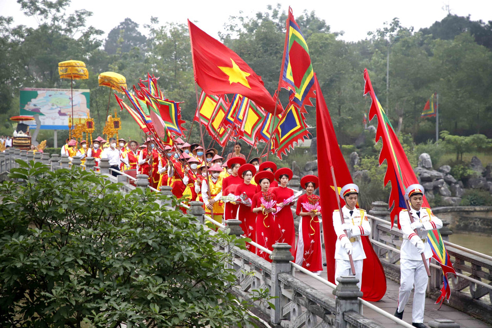 Đoàn rước lễ vật tiến vào Đền Lạc Long Quân. (Ảnh: Trung Kiên/TTXVN)