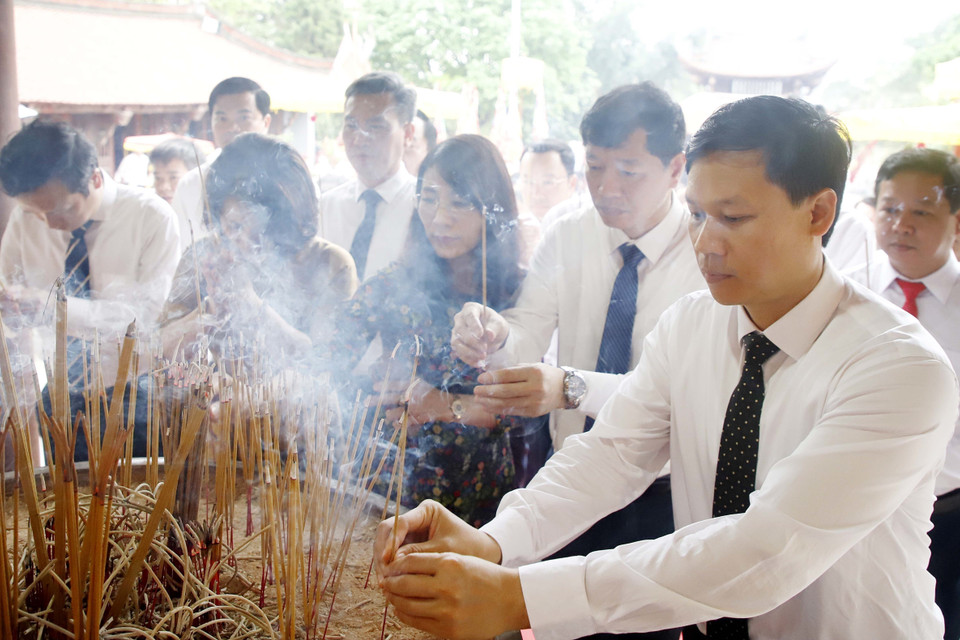 Hình ảnh lãnh đạo tỉnh Phú Thọ cùng nhân dân thành kính dâng hương tại Lễ giỗ Đức Quốc Tổ Lạc Long Quân. (Ảnh: Trung Kiên/TTXVN)