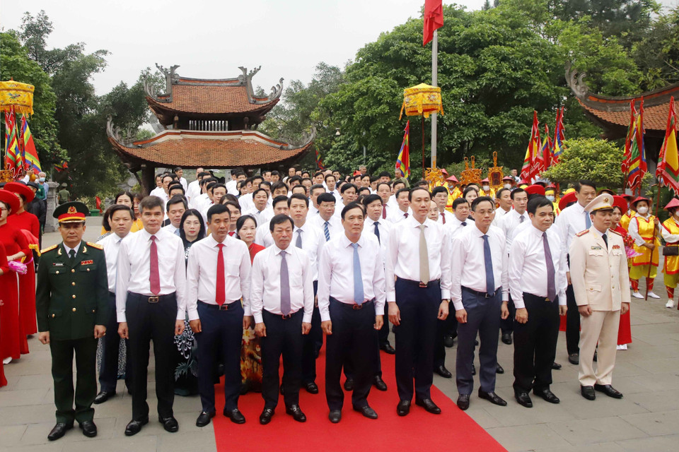 Lãnh đạo tỉnh Phú Thọ cùng nhân dân thành kính dâng hương tại Lễ giỗ Đức Quốc Tổ Lạc Long Quân. (Ảnh: Trung Kiên/TTXVN)