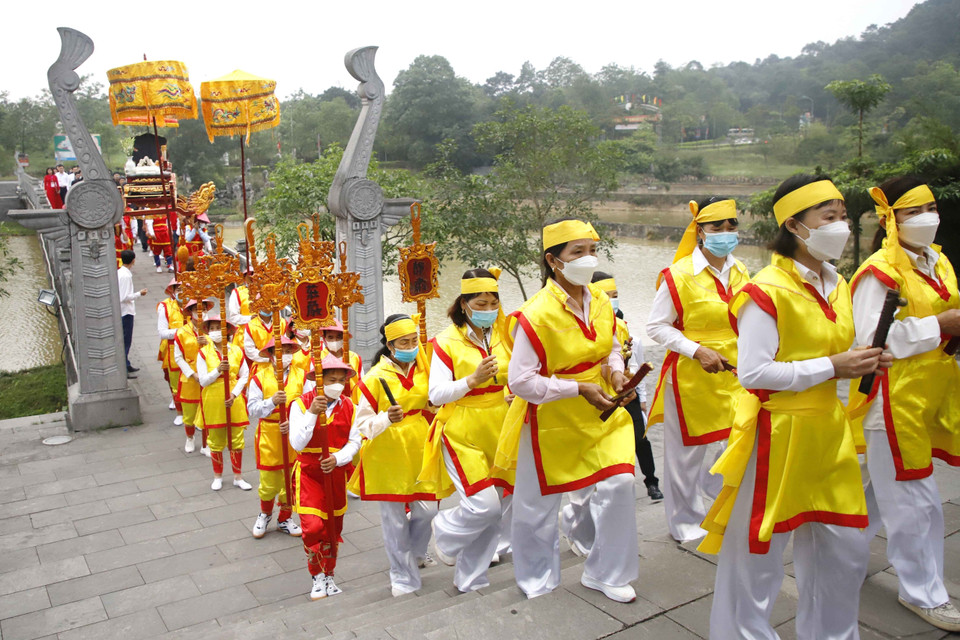 Đoàn rước lễ vật tiến vào Đền Lạc Long Quân. (Ảnh: Trung Kiên/TTXVN)