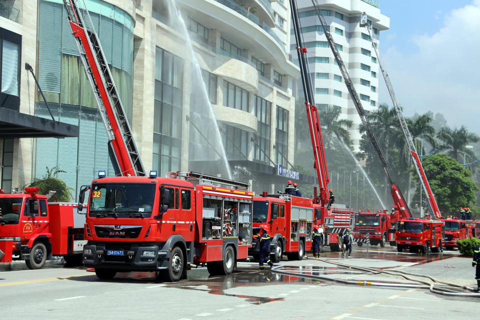 Đợt diễn tập huy động nhiều thiết bị chữa cháy chuyên dụng, hiện đại. (Ảnh: Đức Hiếu/TTXVN)