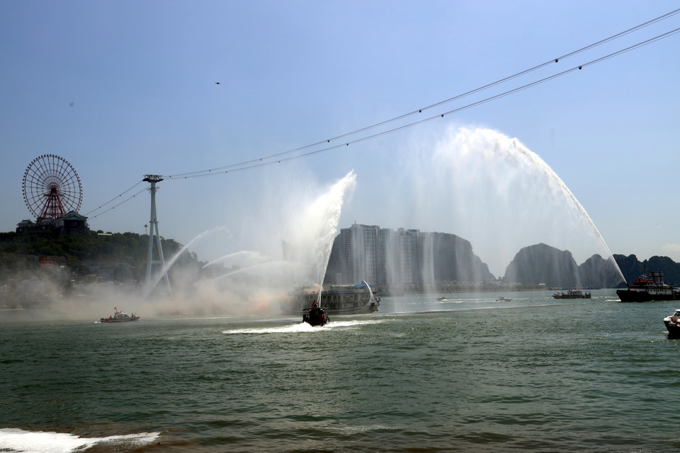 Tình huống chữa cháy tàu trên biển. (Ảnh: Đức Hiếu/TTXVN)