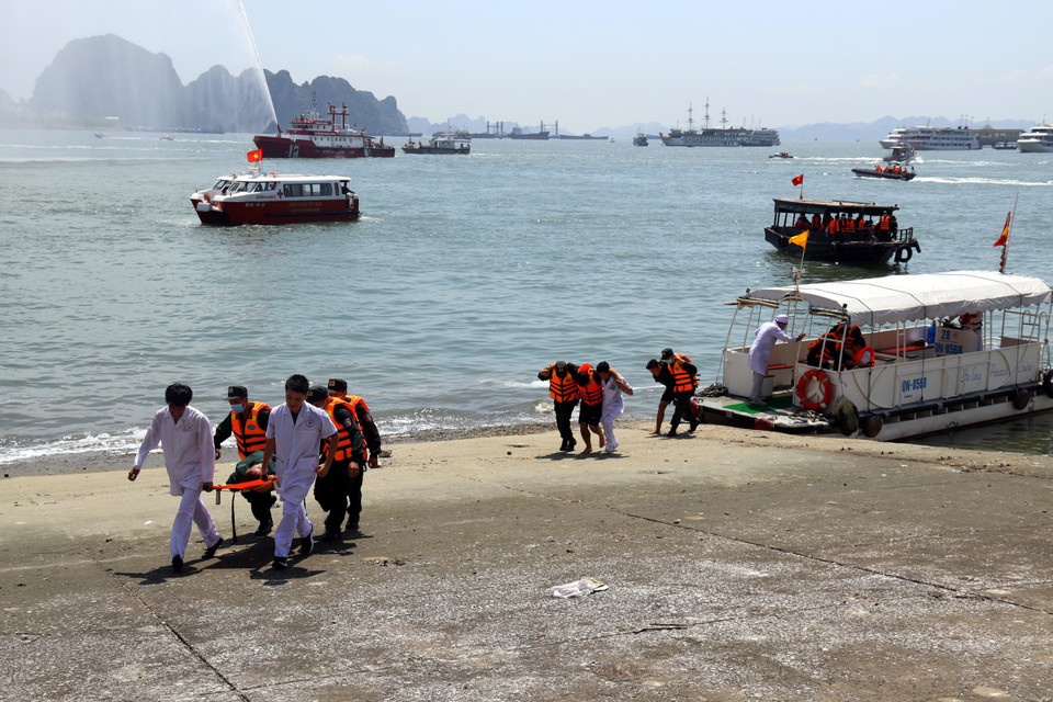 Tình huống cứu người bị nạn trên biển. (Ảnh: Đức Hiếu/TTXVN)