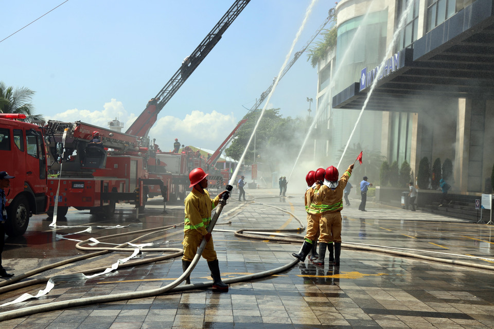 Lực lượng Phòng cháy Chữa cháy tham gia diễn tập. (Ảnh: Đức Hiếu/TTXVN)