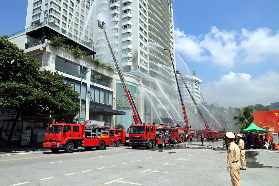 Đợt diễn tập huy động nhiều thiết bị chữa cháy chuyên dụng, hiện đại. (Ảnh: Đức Hiếu/TTXVN)