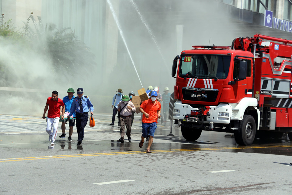 Sơ tán người khỏi khu vực cháy, nổ. (Ảnh: Đức Hiếu/TTXVN)