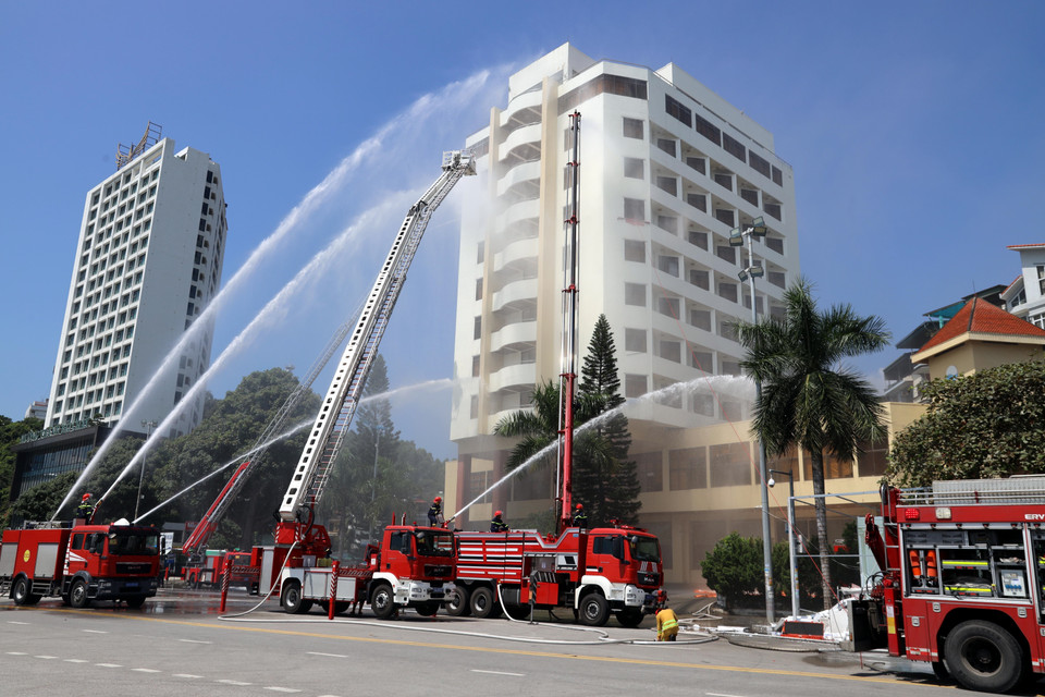 Lực lượng Phòng cháy Chữa cháy tham gia diễn tập. (Ảnh: Đức Hiếu/TTXVN)