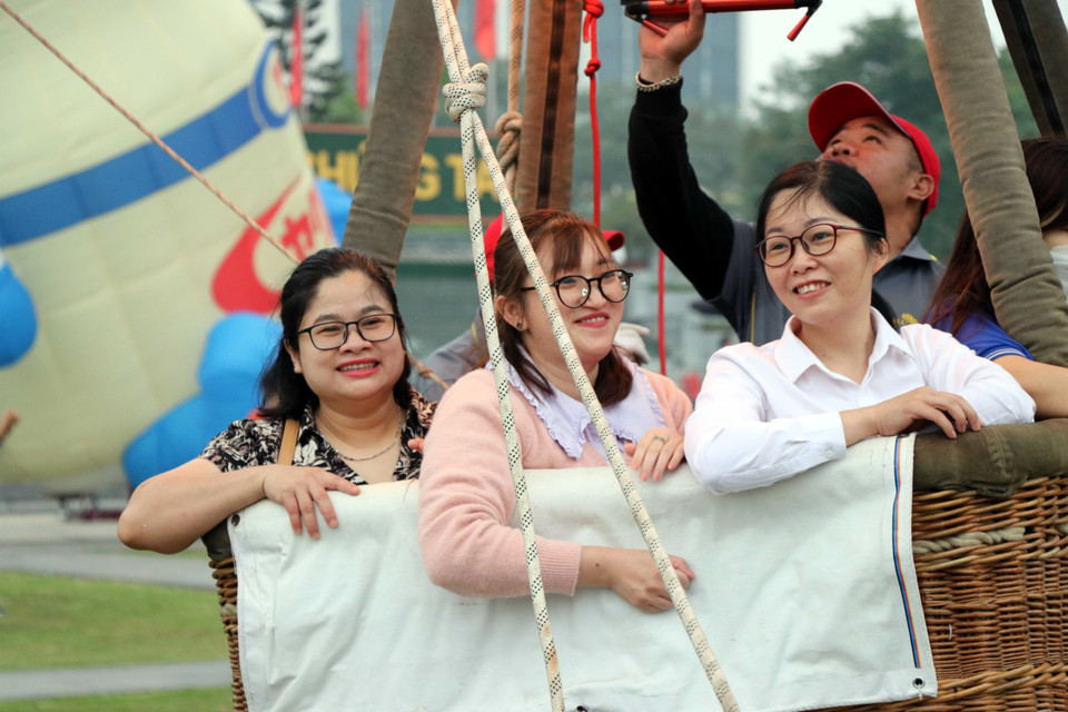Du khách bay trải nghiệm tại Lễ hội khinh khí cầu quốc tế lần thứ 2 tại Tuyên Quang. (Ảnh: Quang Cường/TTXVN)