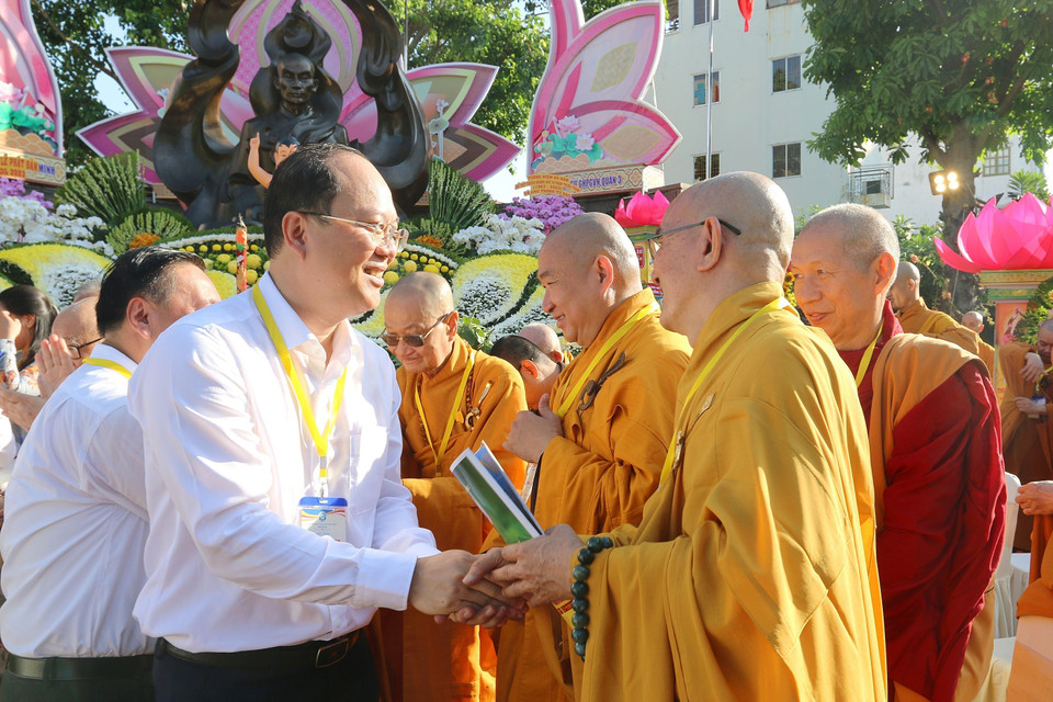 Ông Nguyễn Hồ Hải, Phó Bí thư Thành ủy Thành phố Hồ Chí Minh thăm hỏi, chúc mừng Giáo hội Phật giáo Việt Nam Thành phố Hồ Chí Minh cùng đông đảo Tăng Ni, Phật tử các giới nhân Đại lễ Phật đản Phật lịch 2567 và tưởng niệm 60 năm ngày Bồ tát Thích Quảng Đức vị pháp thiêu thân (1963-2023). (Ảnh: Thanh Vũ/TTXVN)