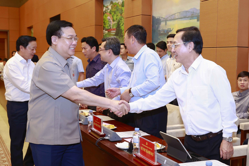 Chủ tịch Quốc hội Vương Đình Huệ với các đại biểu. (Ảnh: Doãn Tấn/TTXVN)