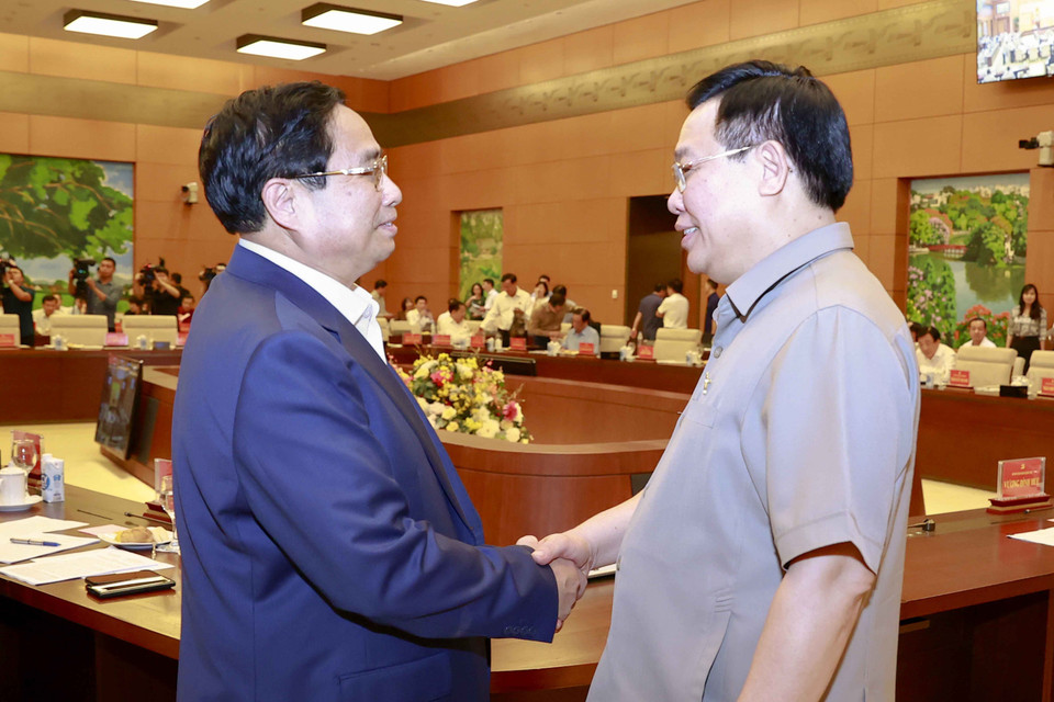 Thủ tướng Phạm Minh Chính và Chủ tịch Quốc hội Vương Đình Huệ đồng chủ trì hội nghị. (Ảnh: Doãn Tấn/TTXVN)