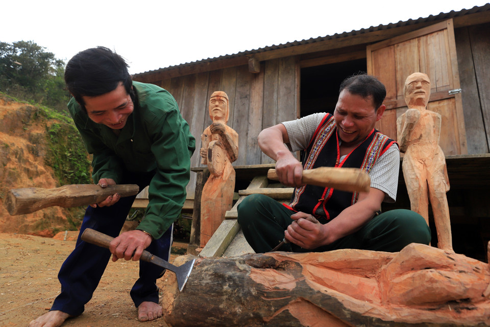 Năm 2019, ông A Gông đã vinh dự được Chủ tịch nước phong tặng danh hiệu Nghệ nhân ưu tú nhờ sự say mê, nhiệt huyết trong việc bảo tồn văn hóa dân gian của cộng đồng dân tộc Mơ Nâm. (Ảnh: Khoa Chương/TTXVN)
