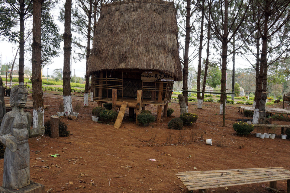 Những bức tượng gỗ được nghệ nhân ưu tú A Gông (làng Kon Du, xã Măng Cành, huyện Kon Plông, tỉnh Kon Tum) tạc nên thường có hồn, mang nhiều cảm xúc chân thật. (Ảnh: Khoa Chương/TTXVN)