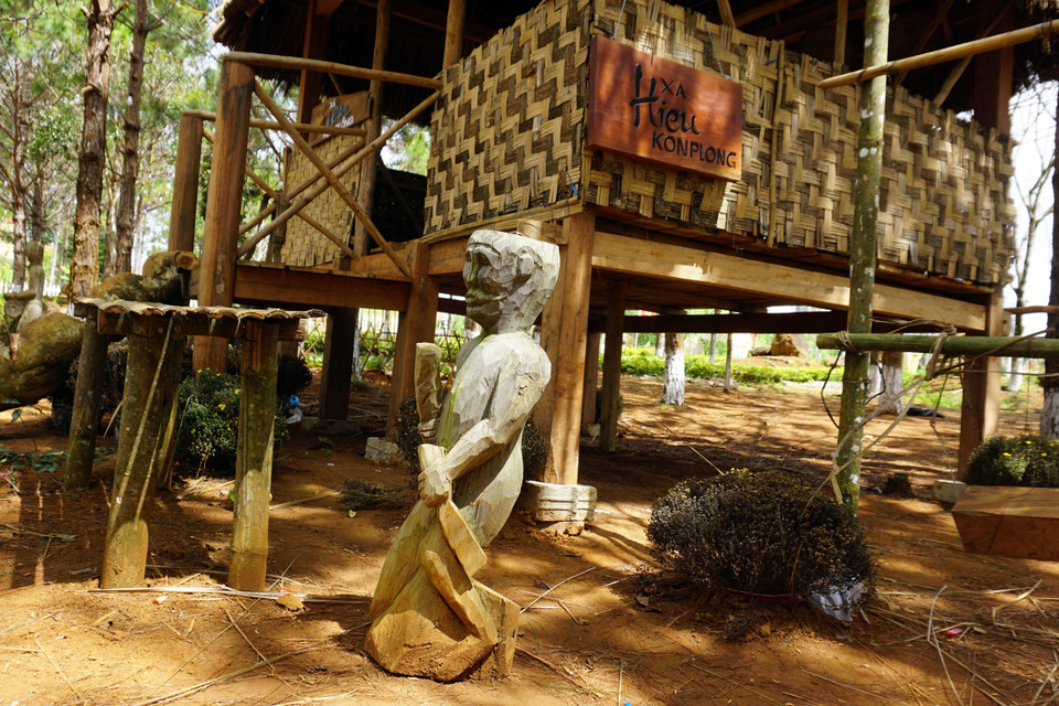 Những bức tượng gỗ được nghệ nhân ưu tú A Gông (làng Kon Du, xã Măng Cành, huyện Kon Plông, tỉnh Kon Tum) tạc nên thường có hồn, mang nhiều cảm xúc chân thật. (Ảnh: Khoa Chương/TTXVN)