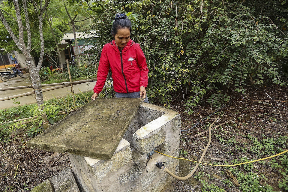 Bà Đinh Thị Yên tại xóm Dưng, xã Hiền Lương (Đà Bắc, Hòa Bình) đã phải chi trên 10 triệu đồng để khoan giếng nhưng vẫn không có nước phục vụ sinh hoạt. (Ảnh: Trọng Đạt/TTXVN)