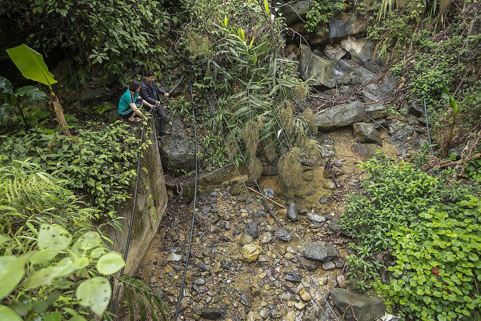 Nhiều hộ dân tại các xã vùng cao khó khăn Đà Bắc như Vầy Nưa, Tiền Phóng, Suối Nánh, Hiền Lương... thường xuyên thiếu nước, cứ vài hôm lại phải đi kiểm tra đường ống. (Ảnh: Trọng Đạt/TTXVN)
