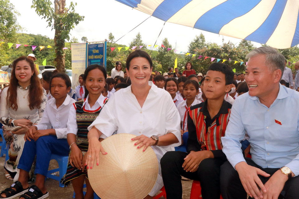 Chủ tịch Thượng viện Vương quốc Bỉ Stephanie D’Hose tham gia hoạt động truyền thông về bạo lực giới đối với trẻ em gái và phụ nữ trẻ tại Trường Trung học cơ sở Húc. (Ảnh: Nguyên Linh/TTXVN)