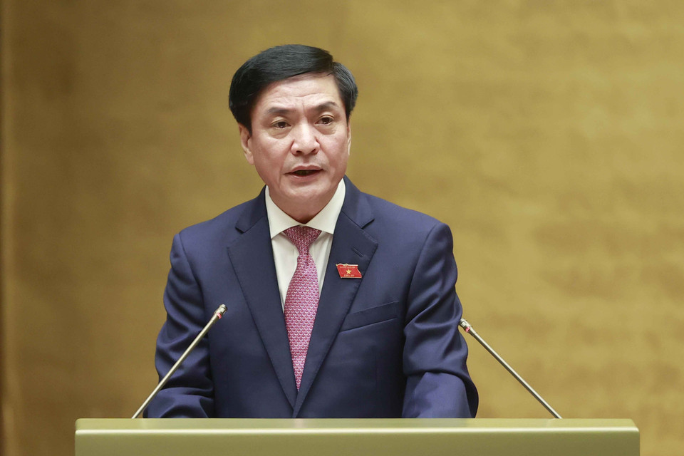 Ủy viên Ủy ban Thường vụ Quốc hội, Tổng Thư ký Quốc hội - Chủ nhiệm Văn phòng Quốc hội Bùi Văn Cường trình bày Báo cáo giải trình, tiếp thu, chỉnh lý dự thảo Nghị quyết kỳ họp thứ 5, Quốc hội khóa XV và dự thảo Nghị quyết kỳ họp thứ 5. (Ảnh: Doãn Tấn/TTXVN) 