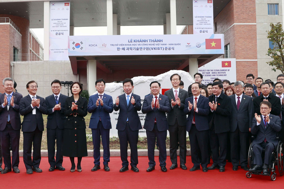 Sáng 17/1, Chủ tịch Quốc hội Vương Đình Huệ và Chủ tịch Quốc hội Hàn Quốc Kim Jin-pyo tham dự Lễ khánh thành trụ sở Viện Khoa học và Công nghệ Việt Nam-Hàn Quốc (VKIST) tại Khu Công nghệ Cao Hòa Lạc, Thạch Thất, Hà Nội. (Ảnh: Doãn Tấn/TTXVN)