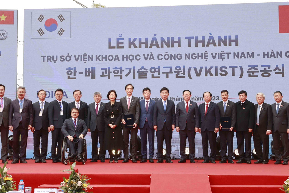 Chủ tịch Quốc hội Vương Đình Huệ và Chủ tịch Quốc hội Hàn Quốc Kim Jin-pyo với đại biểu. (Ảnh: Doãn Tấn/TTXVN)