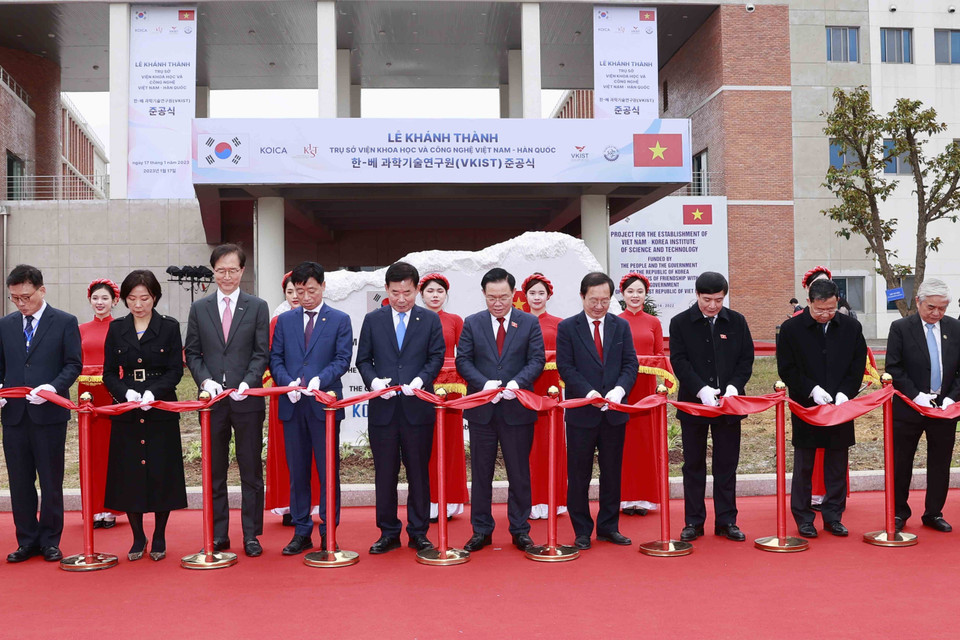 Chủ tịch Quốc hội Vương Đình Huệ và Chủ tịch Quốc hội Hàn Quốc Kim Jin-pyo với đại biểu cắt băng khánh thành trụ sở Viện Khoa học và Công nghệ Việt Nam-Hàn Quốc . (Ảnh: Doãn Tấn/TTXVN)