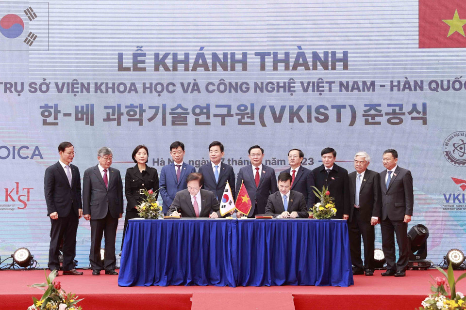 Chủ tịch Quốc hội Vương Đình Huệ và Chủ tịch Quốc hội Hàn Quốc Kim Jin-pyo chứng kiến lễ ký Biên bản bàn giao trụ sở Viện Khoa học và Công nghệ Việt Nam-Hàn Quốc (VKIST). (Ảnh: Doãn Tấn/TTXVN)