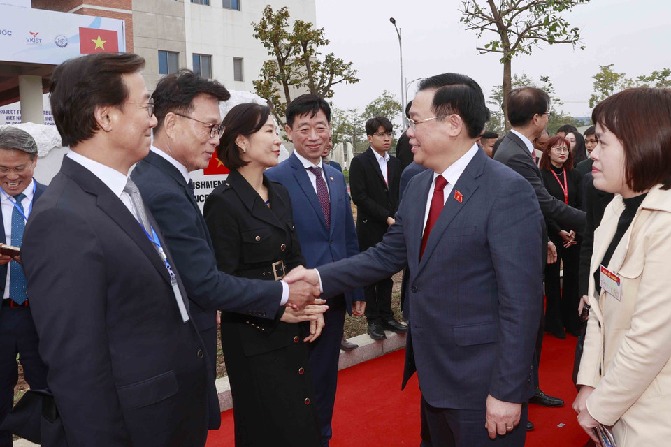 Chủ tịch Quốc hội Vương Đình Huệ với đại biểu. (Ảnh: Doãn Tấn/TTXVN)