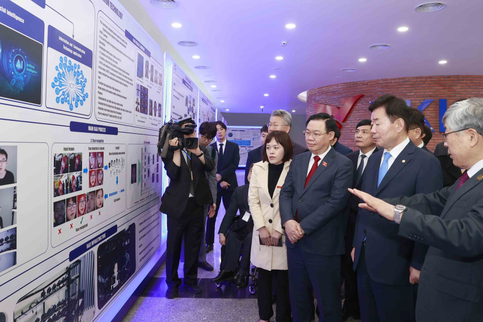 Hình ảnh Chủ tịch Quốc hội Vương Đình Huệ và Chủ tịch Quốc hội Hàn Quốc Kim Jin-pyo tham quan Viện Khoa học và Công nghệ Việt Nam-Hàn Quốc (VKIST). (Ảnh: Doãn Tấn/TTXVN)