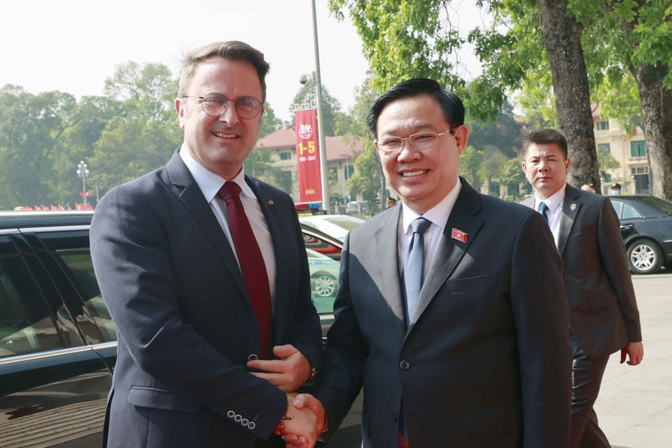 Chủ tịch Quốc hội Vương Đình Huệ đón Thủ tướng Luxembourg Xavier Bettel. (Ảnh: Doãn Tấn/TTXVN)