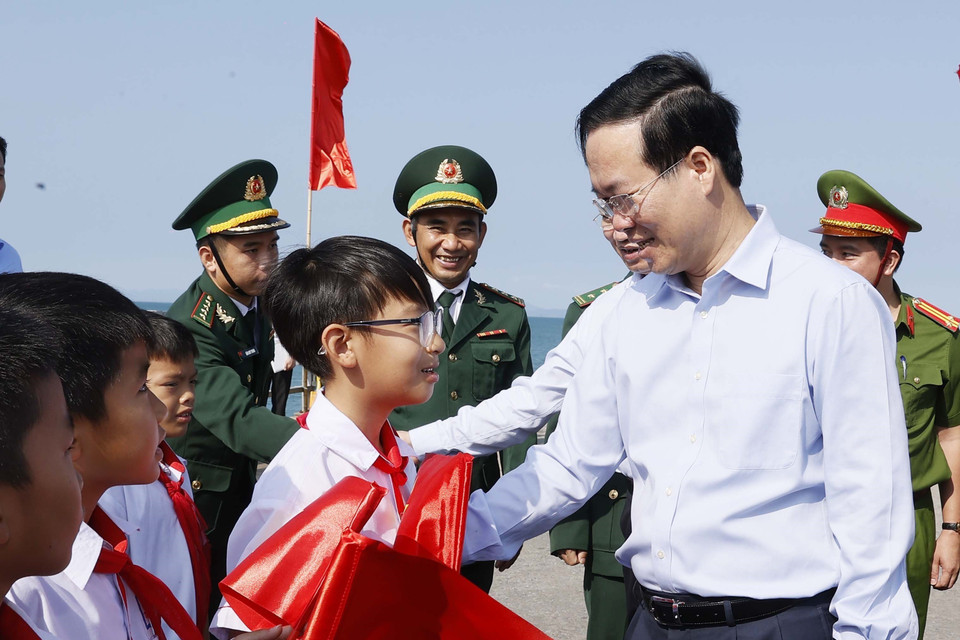 Chủ tịch nước Võ Văn Thưởng nói chuyện với học sinh huyện đảo Cô Tô, tỉnh Quảng Ninh. (Ảnh: Thống Nhất/TTXVN)