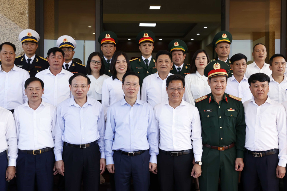 Chủ tịch nước Võ Văn Thưởng với các đồng chí lãnh đạo huyện đảo Cô Tô, Quảng Ninh. (Ảnh: Thống Nhất/TTXVN)