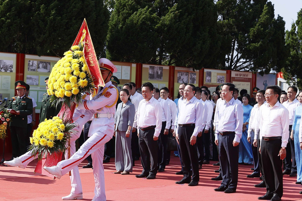 Chủ tịch nước Võ Văn Thưởng dâng hoa, dâng hương Chủ tịch Hồ Chí Minh tại Di tích Quốc gia Đặc biệt Khu Lưu niệm Chủ tịch Hồ Chí Minh ở huyện Cô Tô, Quảng Ninh. (Ảnh: Thống Nhất/TTXVN)