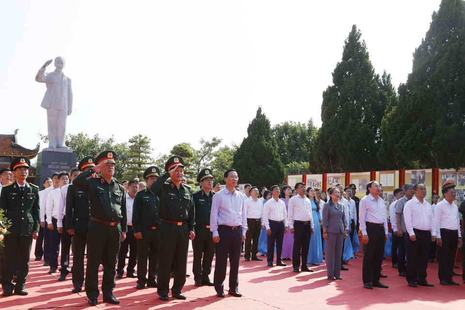 Chủ tịch nước Võ Văn Thưởng và các đại biểu thực hiện nghi lễ thượng cờ tại Di tích Quốc gia Đặc biệt Khu Lưu niệm Chủ tịch Hồ Chí Minh ở huyện đảo Cô Tô, Quảng Ninh. (Ảnh: Thống Nhất/TTXVN)