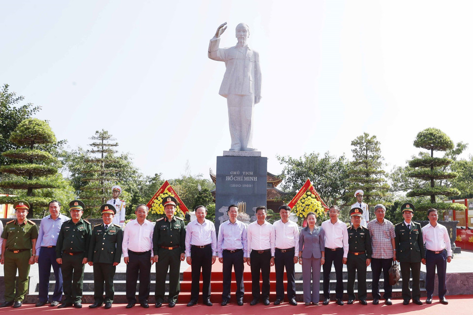 Chủ tịch nước Võ Văn Thưởng và các đại biểu tại tượng đài Chủ tịch Hồ Chí Minh trong Di tích Quốc gia Đặc biệt Khu Lưu niệm Chủ tịch Hồ Chí Minh, huyện Cô Tô, Quảng Ninh. (Ảnh: Thống Nhất/TTXVN)