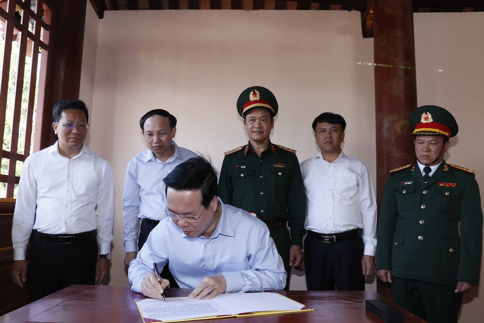Chủ tịch nước Võ Văn Thưởng ghi Sổ vàng Lưu niệm tại Đền thờ Bác Hồ, huyện Cô Tô, Quảng Ninh. (Ảnh: Thống Nhất/TTXVN)
