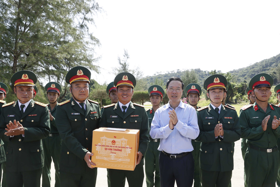 Chủ tịch nước Võ Văn Thưởng thăm và tặng quà cán bộ chiến sỹ Tiểu đoàn Đảo Cô Tô. (Ảnh: Thống Nhất/TTXVN)