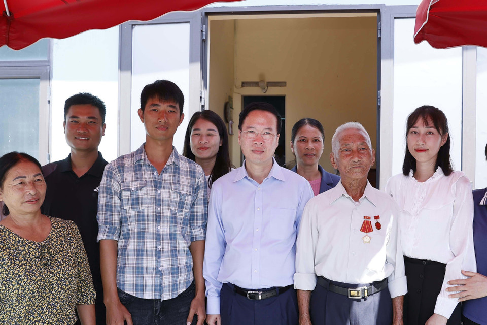 Chủ tịch nước Võ Văn Thưởng thăm hỏi và tặng quà cho gia đình ông Nguyễn Văn Lộc, Đảng viên cao tuổi nhất (59 năm tuổi Đảng) tại huyện đảo Cô Tô, Quảng Ninh. (Ảnh: Thống Nhất/TTXVN)